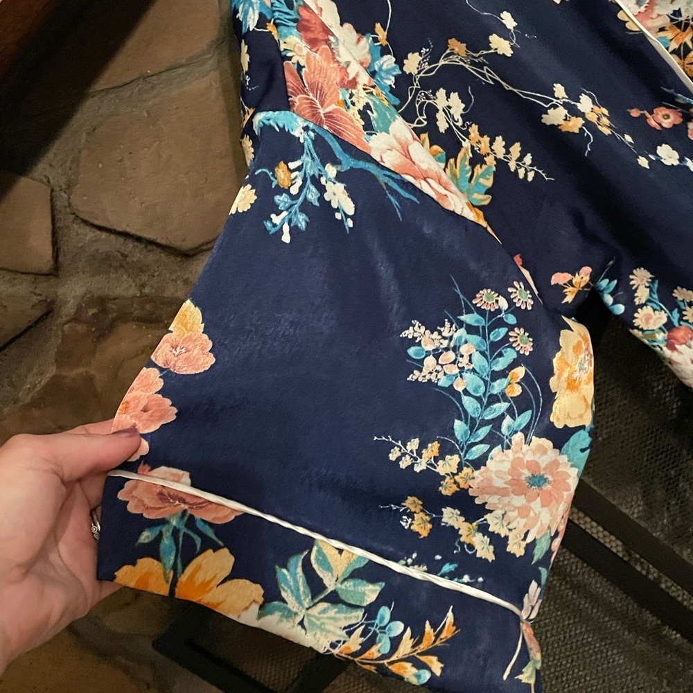 🌸👘Haute Project Silky Kimono Top - Picture 3 of 7